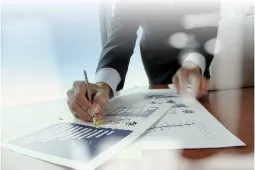 Persona escribiendo en papel