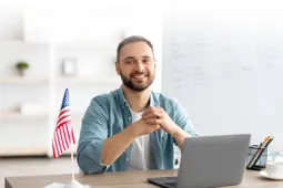 Hombre en el computador