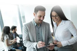 Hombre y mujer revisando documento en la mano