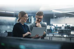 Hombre y mujer revisando computador