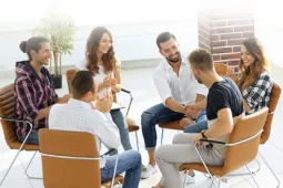 Grupo de personas en mesa dialogando