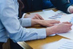 Mujeres y hombres reunidos en una sala de juntas 