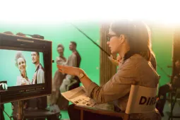 Mujer sentada visualizando pantalla