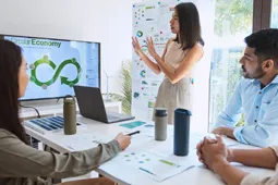 Equipo de personas en trabajo de grupo