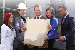 Cinco personas observando plano