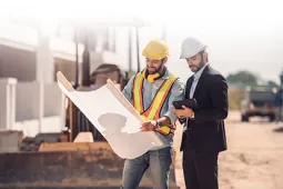 Dos ingenieros revisando un plano