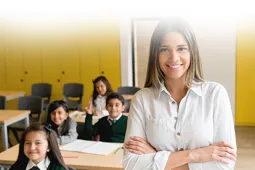 Profesora en salón con niños sentados en pupitres