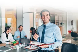 Equipo de trabajo trabajando en sala de reuniones