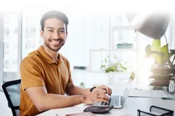 Hombre digitando en computador portátil 