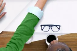 Plano de manos sobre una mesa de trabajo en sala de reunión