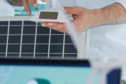 Profesor explicando a alumnos