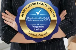 Mujer cruzada de brazos