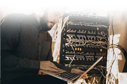 Hombre utilizando un computador 