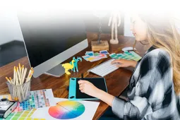 Mujer diseñadora con tabla digitalizadora