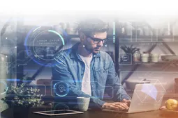 Hombre manipulando portátil