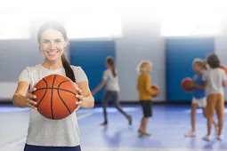 Deportista con balón de baloncesto en la mano