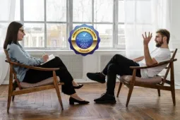 Personas sentadas hablando