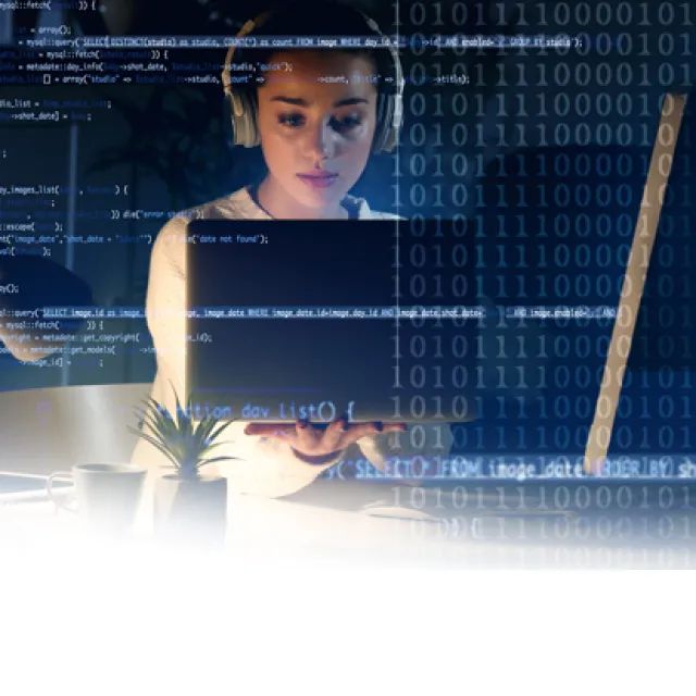 mujer programando
