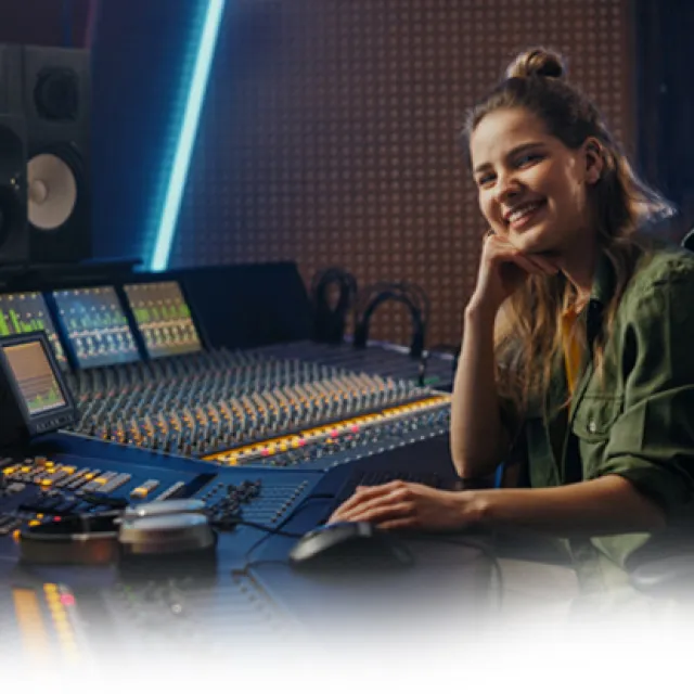 Mujer en estudio de audio