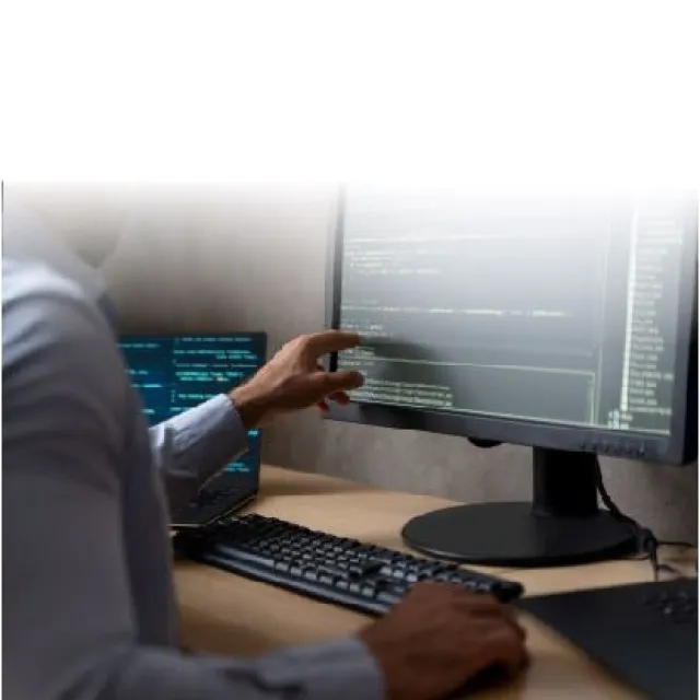 hombre-con-portatil-computador-escritorio.jpg