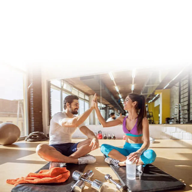 hombre-mujer-gimnasio-pesas