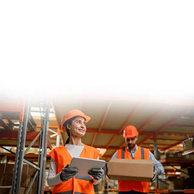 Inspectores en fabrica con implementos de trabajo