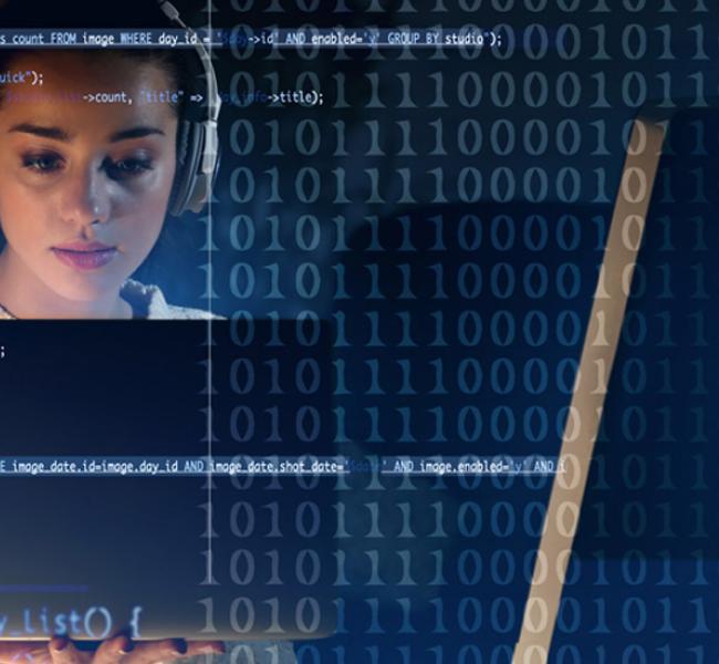 mujer programando