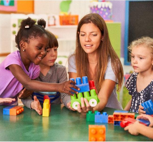 profesora-con-niños.jpg