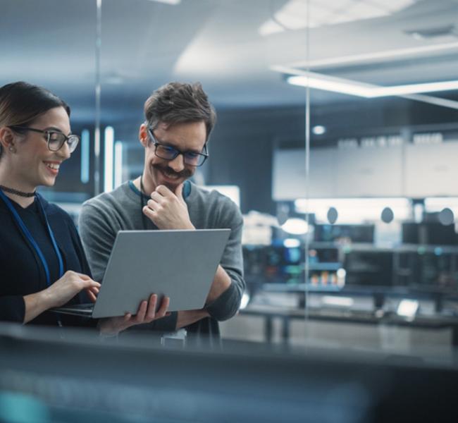 Hombre y mujer revisando computador