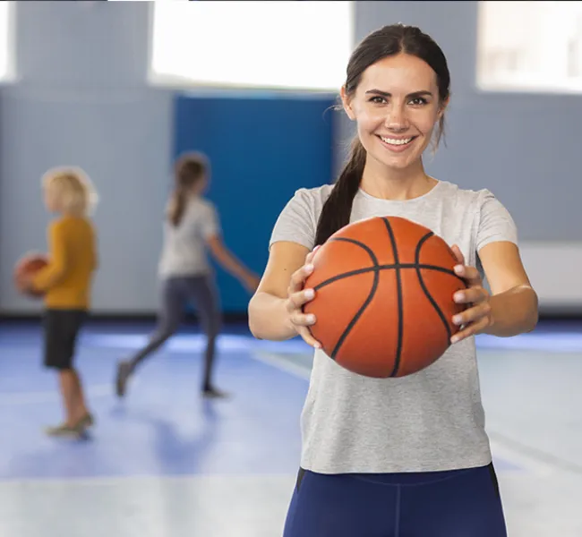 Deportista con balón de baloncesto