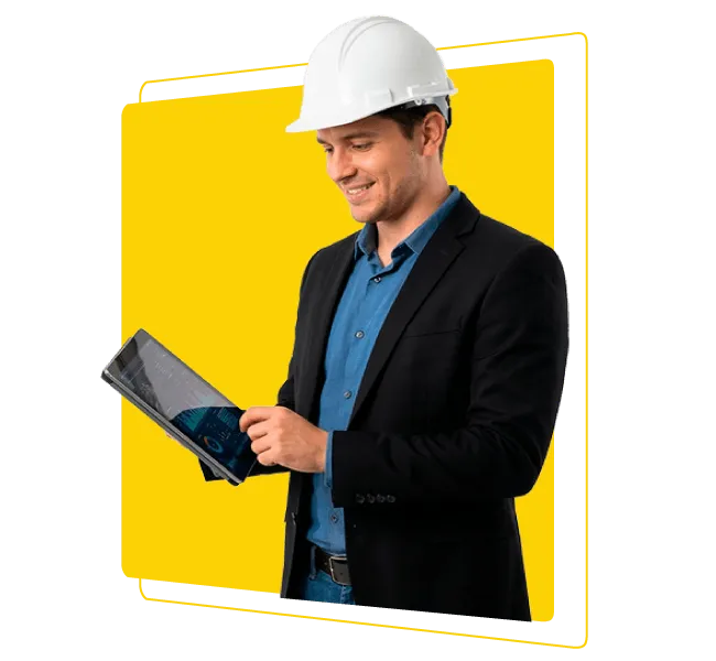 Ingeniero industrial con casco revisando métricas y procesos productivos en tablet digital