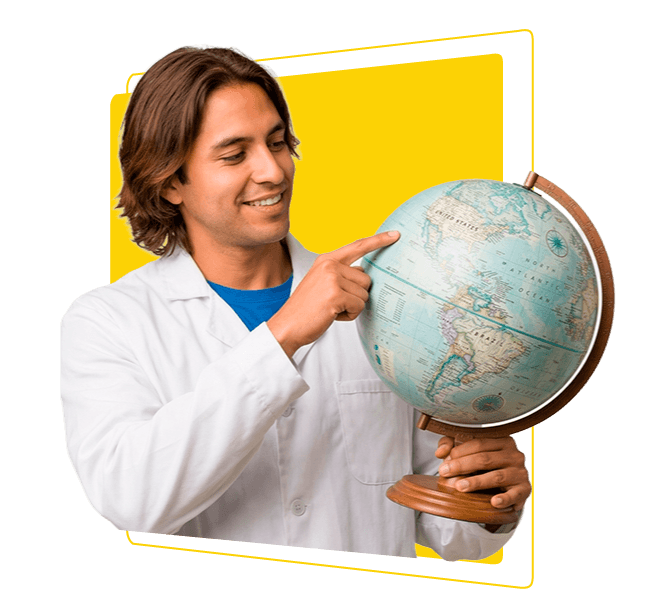 Docente señalando globo terráqueo representando el aprendizaje de idiomas y culturas del mundo