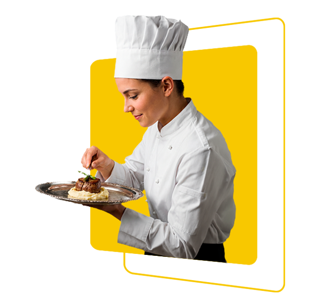 Chef mujer emplatando luego de cocinar